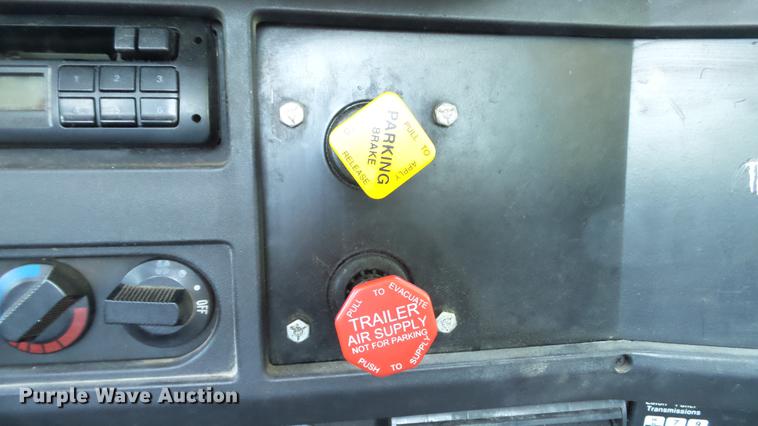 image for item DD7252 1997 International 8100 semi truck