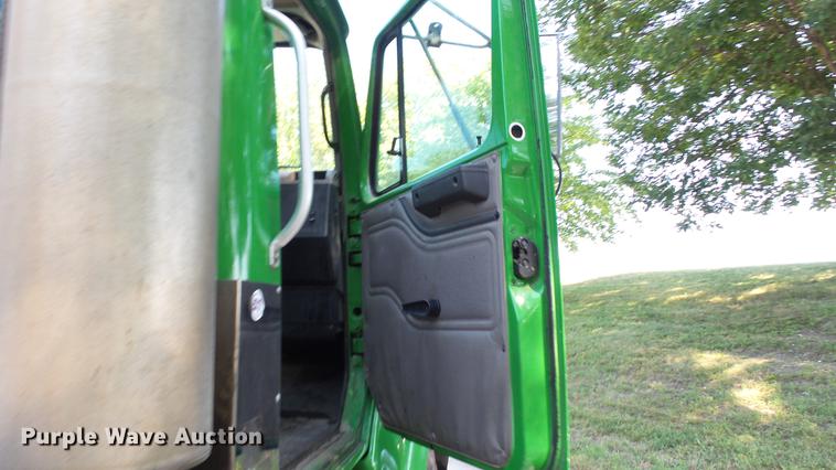 image for item DD7252 1997 International 8100 semi truck