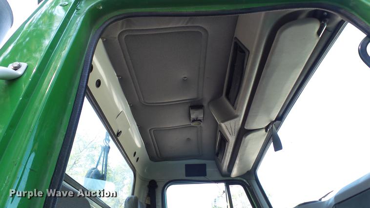 image for item DD7252 1997 International 8100 semi truck