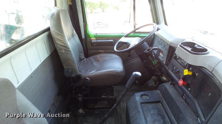 image for item DD7252 1997 International 8100 semi truck