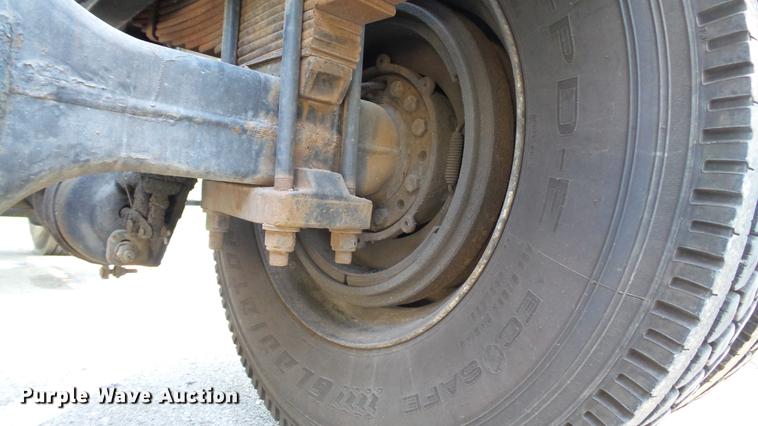 image for item DD7252 1997 International 8100 semi truck