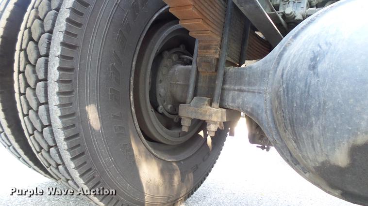 image for item DD7252 1997 International 8100 semi truck