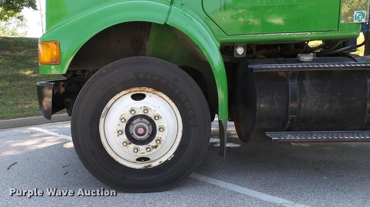 image for item DD7252 1997 International 8100 semi truck