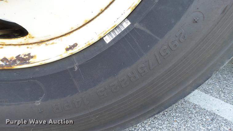 image for item DD7252 1997 International 8100 semi truck