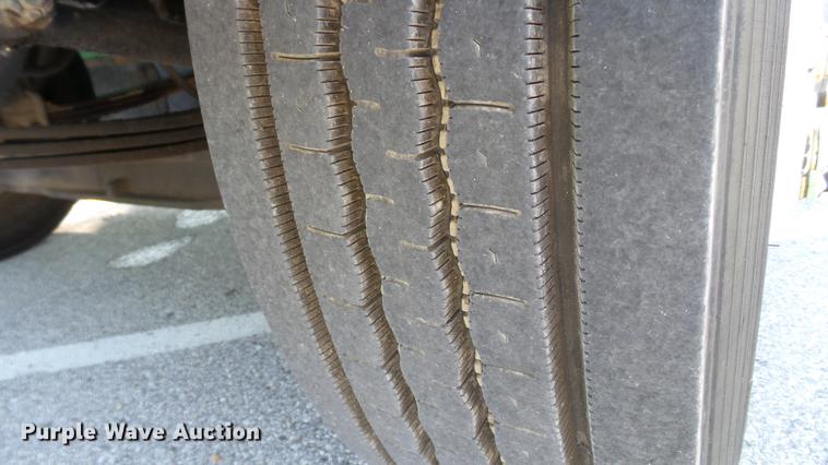 image for item DD7252 1997 International 8100 semi truck