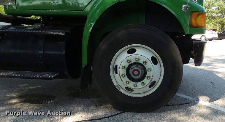 image for item DD7252 1997 International 8100 semi truck