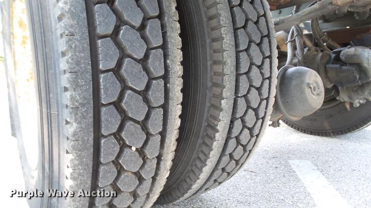 image for item DD7252 1997 International 8100 semi truck