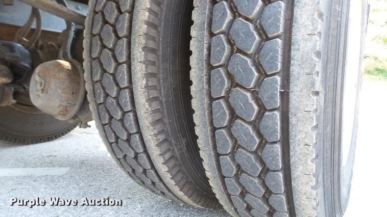 image for item DD7252 1997 International 8100 semi truck