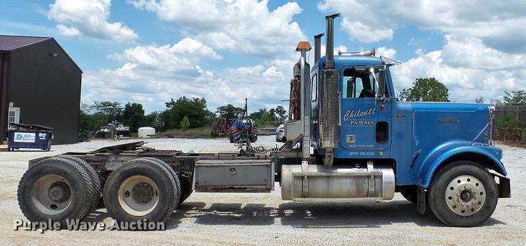 image for item DD7265 1989 Freightliner FC60 semi truck