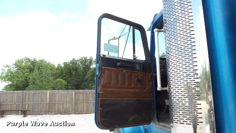 image for item DD7265 1989 Freightliner FC60 semi truck