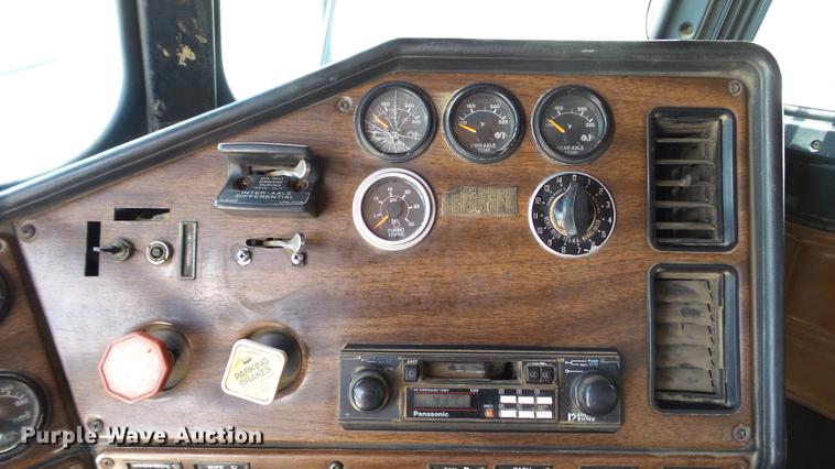 image for item DD7265 1989 Freightliner FC60 semi truck