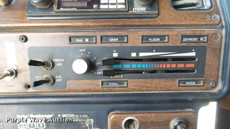 image for item DD7265 1989 Freightliner FC60 semi truck