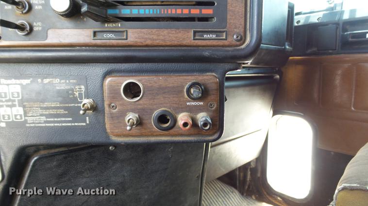 image for item DD7265 1989 Freightliner FC60 semi truck