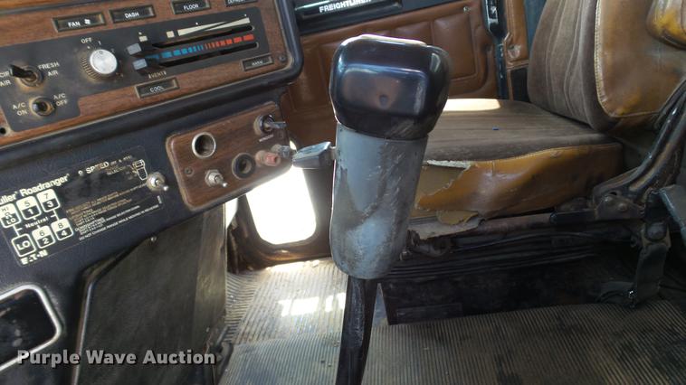 image for item DD7265 1989 Freightliner FC60 semi truck