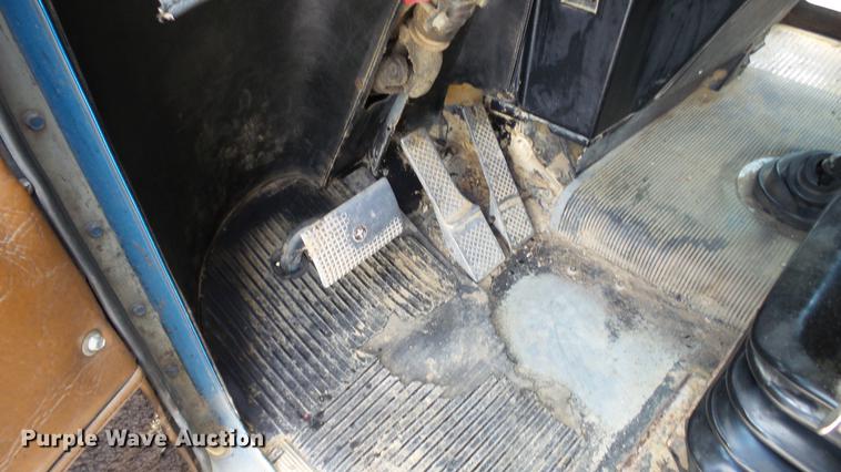 image for item DD7265 1989 Freightliner FC60 semi truck