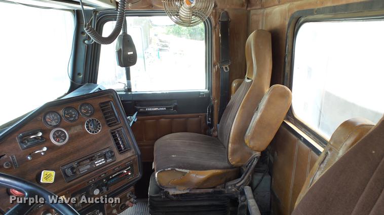 image for item DD7265 1989 Freightliner FC60 semi truck