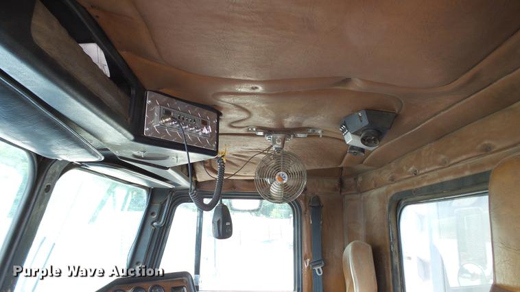 image for item DD7265 1989 Freightliner FC60 semi truck