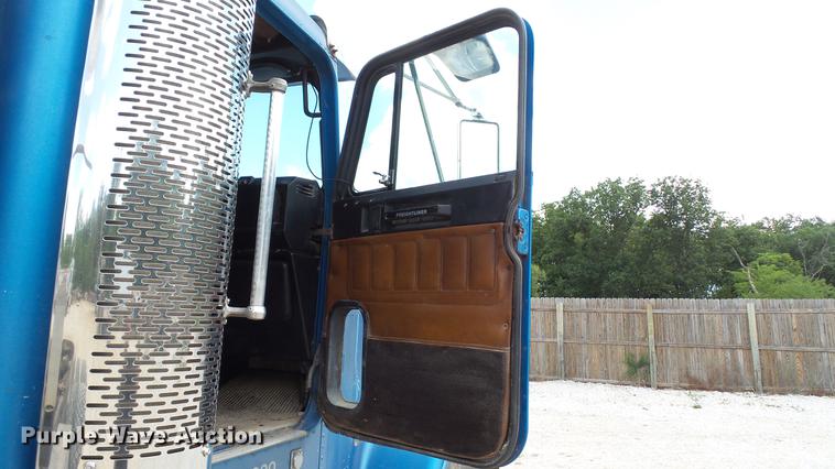 image for item DD7265 1989 Freightliner FC60 semi truck