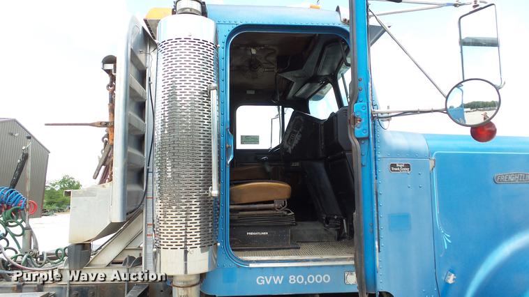 image for item DD7265 1989 Freightliner FC60 semi truck