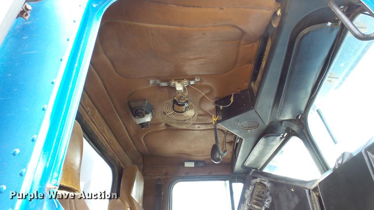 image for item DD7265 1989 Freightliner FC60 semi truck