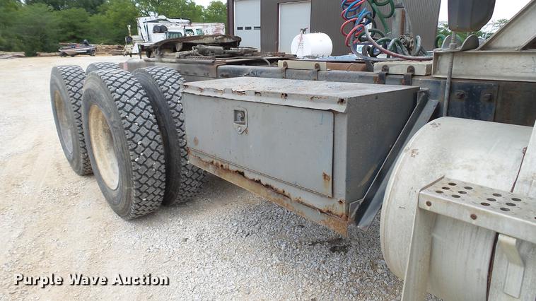 image for item DD7265 1989 Freightliner FC60 semi truck