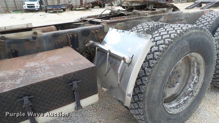 image for item DD7265 1989 Freightliner FC60 semi truck