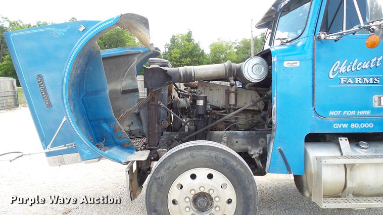 image for item DD7265 1989 Freightliner FC60 semi truck