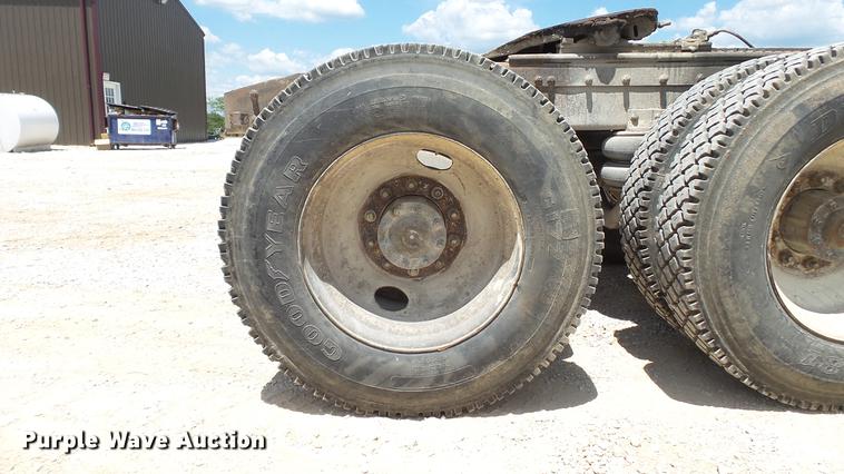 image for item DD7265 1989 Freightliner FC60 semi truck