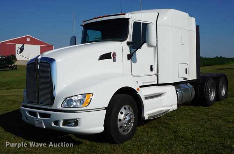 image for item DD7752 2013 Kenworth T660 semi truck