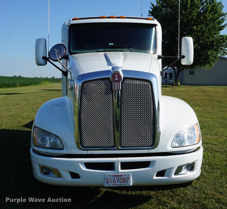 image for item DD7752 2013 Kenworth T660 semi truck