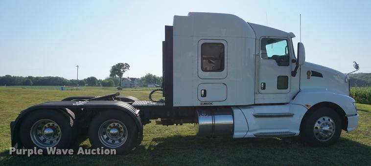 image for item DD7752 2013 Kenworth T660 semi truck