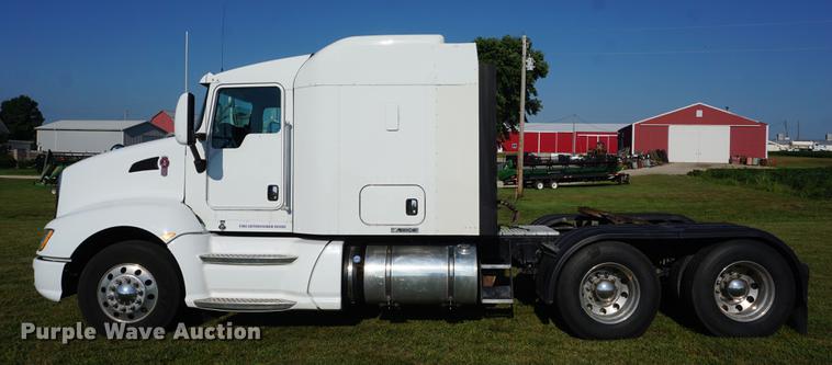 image for item DD7752 2013 Kenworth T660 semi truck