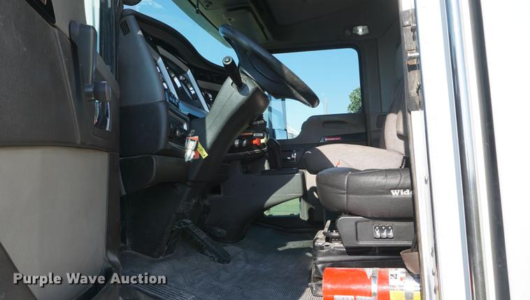 image for item DD7752 2013 Kenworth T660 semi truck