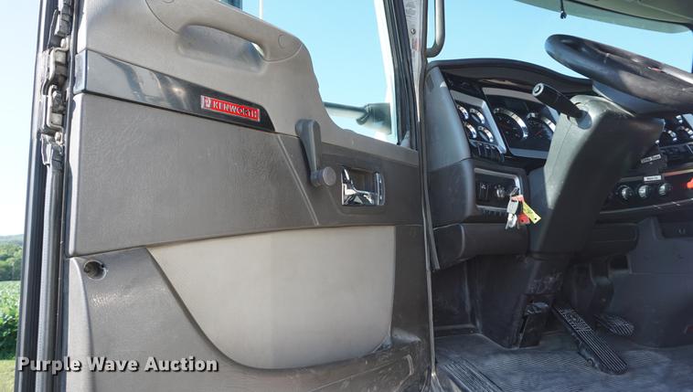 image for item DD7752 2013 Kenworth T660 semi truck