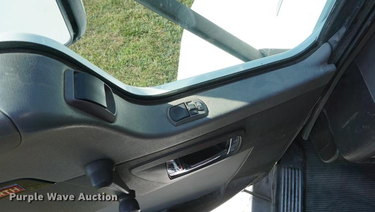 image for item DD7752 2013 Kenworth T660 semi truck