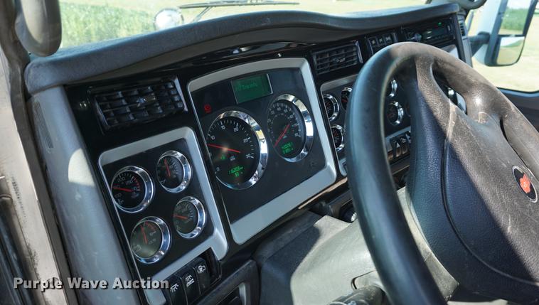 image for item DD7752 2013 Kenworth T660 semi truck