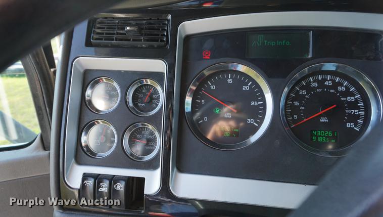 image for item DD7752 2013 Kenworth T660 semi truck