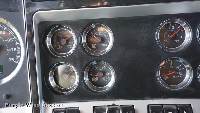 image for item DD7752 2013 Kenworth T660 semi truck