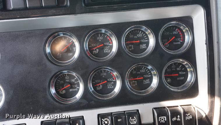 image for item DD7752 2013 Kenworth T660 semi truck