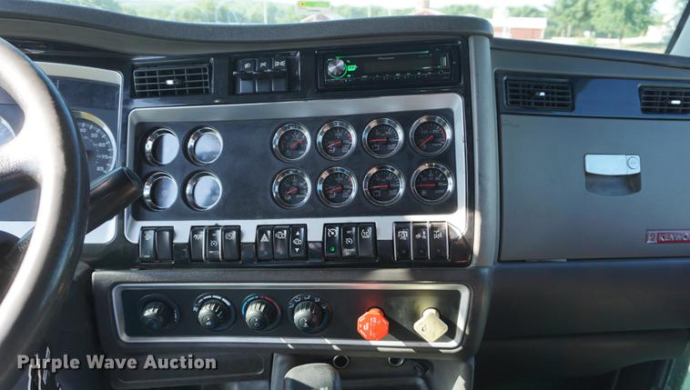image for item DD7752 2013 Kenworth T660 semi truck