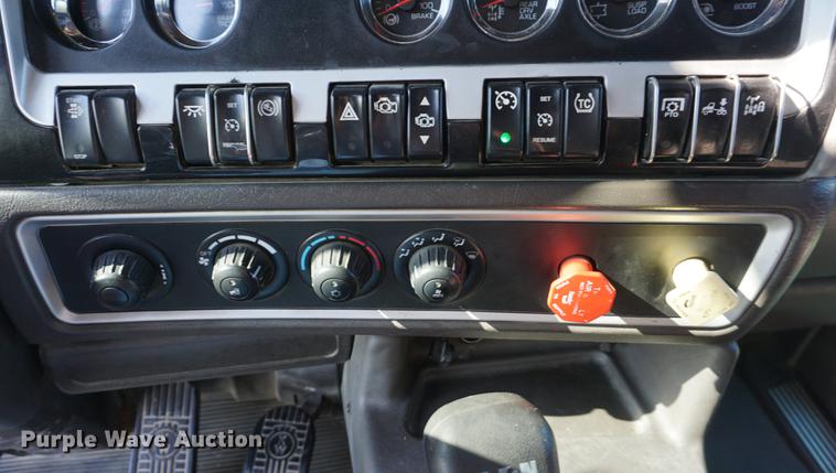 image for item DD7752 2013 Kenworth T660 semi truck