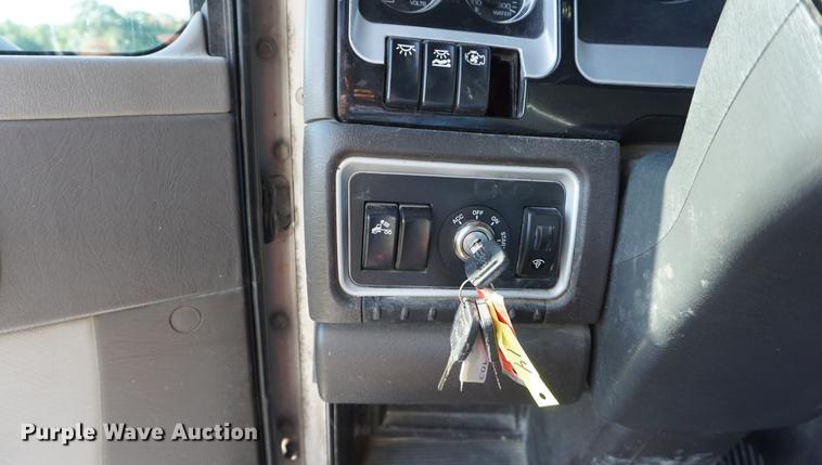 image for item DD7752 2013 Kenworth T660 semi truck