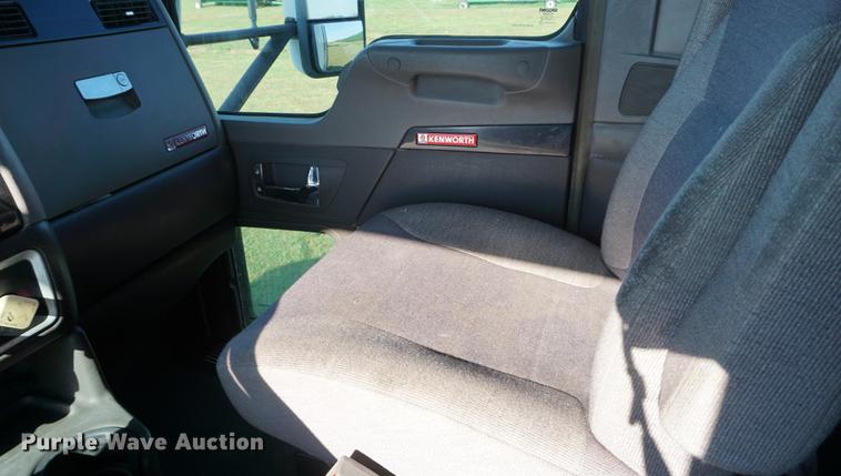 image for item DD7752 2013 Kenworth T660 semi truck