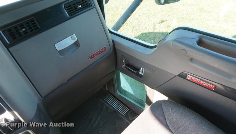 image for item DD7752 2013 Kenworth T660 semi truck