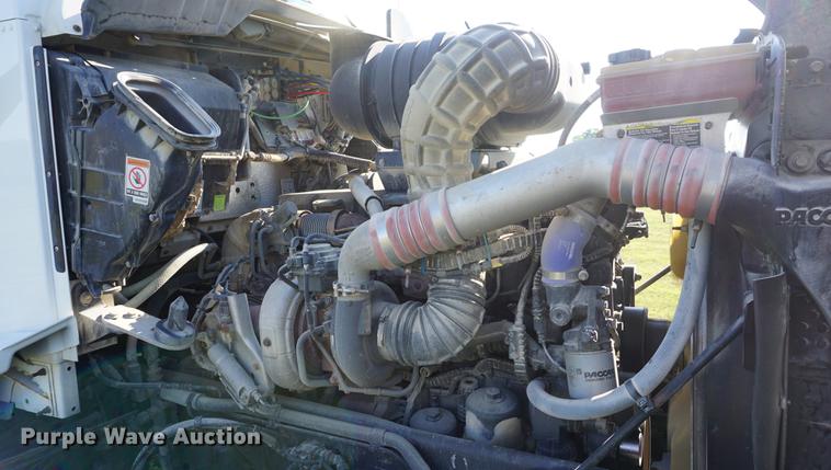 image for item DD7752 2013 Kenworth T660 semi truck