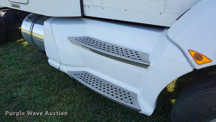 image for item DD7752 2013 Kenworth T660 semi truck