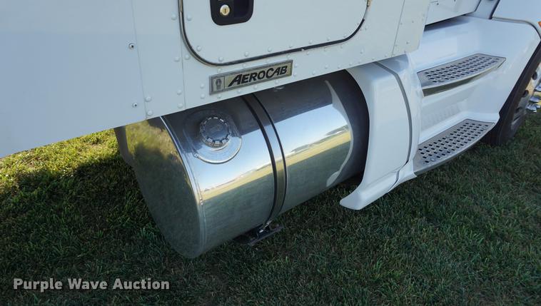 image for item DD7752 2013 Kenworth T660 semi truck