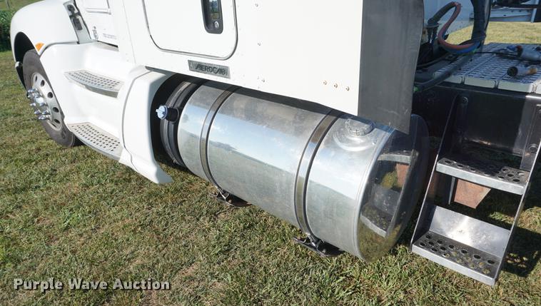 image for item DD7752 2013 Kenworth T660 semi truck