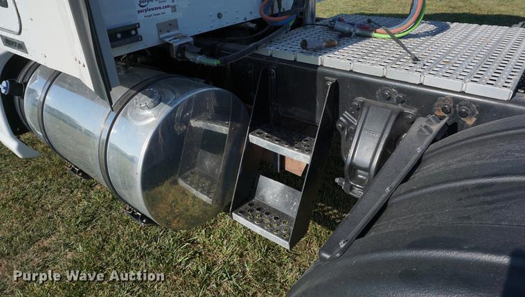 image for item DD7752 2013 Kenworth T660 semi truck