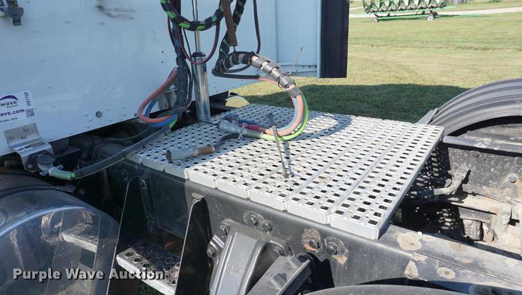 image for item DD7752 2013 Kenworth T660 semi truck